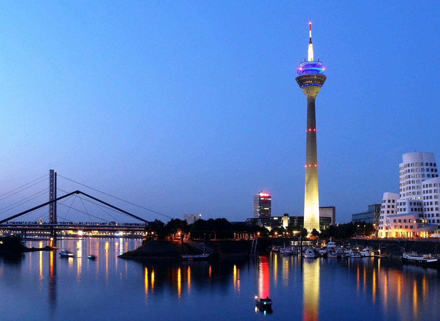 Düsseldorf in der Abenddämmerung: Rheinturm und Medienhafen am Rhein